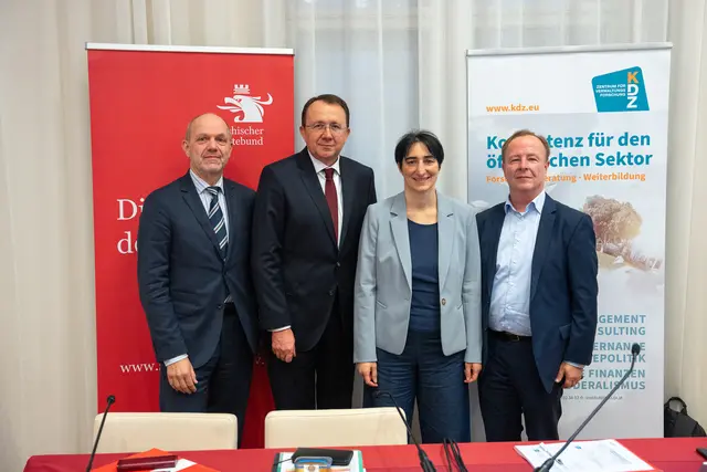 v. l.: Thomas Weninger (Städtebund-Generalsekretär), Matthias Stadler (Bürgermeister St. Pölten und NÖ-Vorsitzender Städtebund, SPÖ), Karoline Mitterer und Alexander Maimer vom KDZ. | Foto: Valentina Marinelić/MeinBezirk