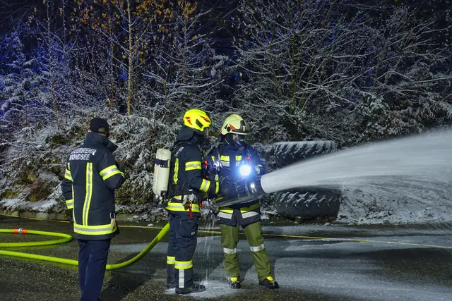 Bei dieser Prüfung werden verschiedene Szenarien simuliert, etwa Flüssigkeits- oder Zimmerbrände.  | Foto: FF Atzbach