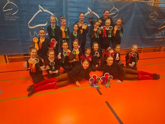 Die "Volti-Girls" der Reitergruppe Lungau mit ihren errungenen Preisen. | Foto: Katja Santner