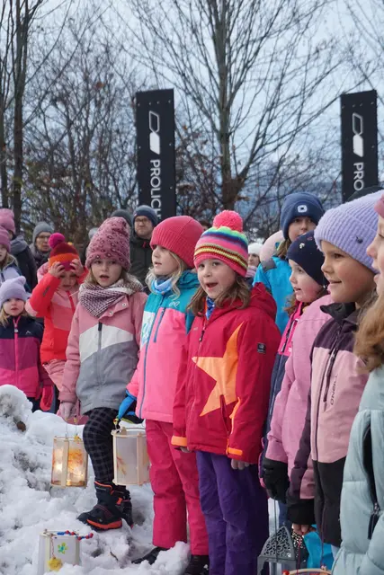 Groß und Klein aus Götzens kam zusammen um gemeinsam die Adventszeit zu feiern.  | Foto: Andrea Vadopiutz