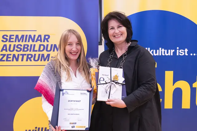 Maria Müllner (l.) mit Akademieleiterin Helga Steinacher | Foto: Daniela Matejschek