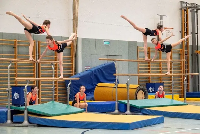 Die Schüler zeigen, was sie im Sportunterricht gelernt haben.  | Foto: iSMS Ulrichsberg