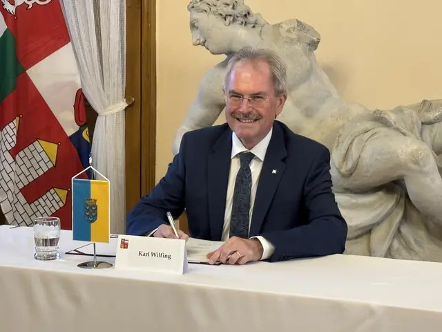 Landtagspräsident Karl Wilfing besiegelt die Zusammenarbeit. | Foto: Sandra Schütz