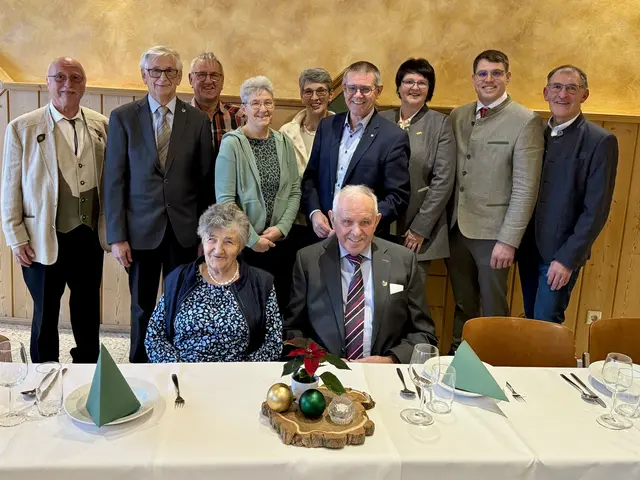 Herbert Haupt (Seniorenbund), Josef Weichselbaum (Seniorenbund), Anton Bruckner (Schwiegersohn), Marianne Schulz (Gattin), Martina Bruckner (Tochter), Waltraud Schulz (Schwiegertochter), JOSEF SCHULZ (JUBILAR), Manfred Schulz (Sohn), Renate Lahner (Bauernbund), Bernd Holzinger (Bauernbund), Rudolf Pfennigbauer (Vizebürgermeister). | Foto: Schulz 