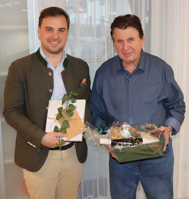 Bürgermeister Lukas Zehetbauer gratuliert Johann Hofer herzlich zu seinem 80. Geburtstag. | Foto: Raasdorf