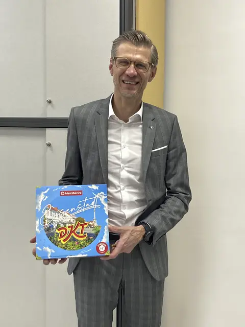 Der Geschäftsführer vom Krankenhaus der Barmherzigen Brüder Eisenstadt, Robert Maurer ist stolzer Besitzer vom neuen DKT Eisenstadt.  | Foto: Krankenhaus der Barmherzigen Brüder Eisenstadt