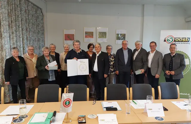 Zum neuen Obmann wurde Johann Schneglberger (6. v. r.) mit seinem Vorgänger Ernst Egger (6. v. l.) samt Team und Ehrengästen.  | Foto: Seniorenbund Andorf