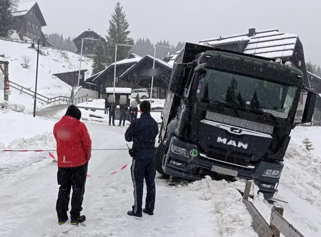 Die schneeglatten Fahrbahn habe dazu geführt das der Lkw ins Rutschen geraten sei. | Foto: Freiwillige Feuerwehr Tröpolach
