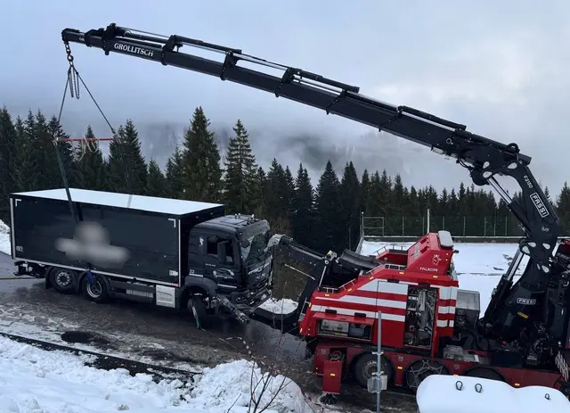 Der Lkw wurde von einem Abschleppdienst geborgen. | Foto: Freiwillige Feuerwehr Tröpolach