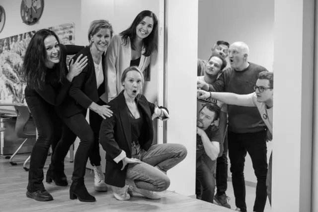 Die Theatergruppe St. Margarethen im Lungau bringt in der Bühensaison 2025/2026 mit „Hier sind Sie richtig!“ von Marc Camoletti eine spritzige Verwechslungskomödie auf die Bühne.  | Foto: (c) Theater St. Margarethen