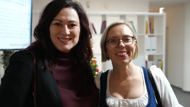 Delfa Kosic, ÖVP mit Hildegund Schirlbauer (r.) vom Salzburg Heimatwerk.
 | Foto: Sabrina Moriggl