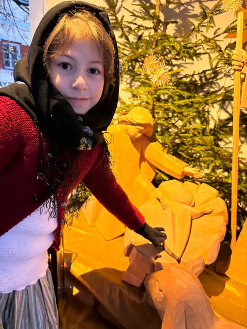 Einlegen des Jesuskindes in der Stadtkrippe. | Foto: Krippenverein Saalfelden