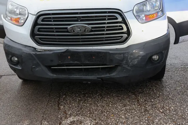 In Wels-Pernau krachen ein Kleintransporter und ein Pkw in einem Kreuzungsbereich zusammen. | Foto: laumat.at