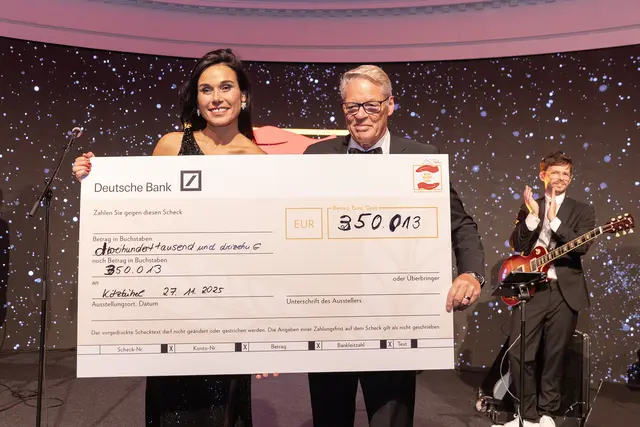 Einer der Gala-Höhepunkte – Scheckübergabe. | Foto: Brot gegen Not