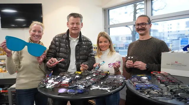 Sozialreferent Bürgermeister Christian Scheider gemeinsam mit Mag. Theres Leber, Annemarie Gruber (Fundamt Klagenfurt) und dem Mitarbeiter Valentin vom Optiker "Das Meisterstück" bei der SoMa-Brillenaktion. | Foto: StadtKommunikation/Zechner