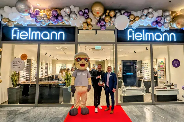 Varena Center-Manager Thomas Krötzl (Mitte) mit Filialleiter Björn Kucher (r.) bei der Eröffnung. | Foto: Varena