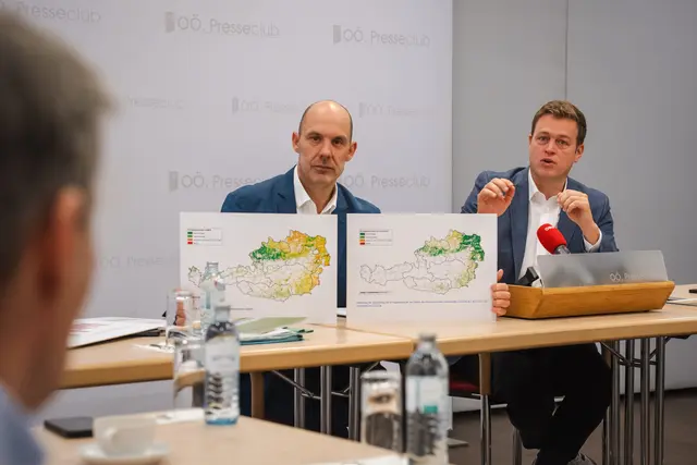 Bodenschutzsprecher Rudi Hemetsberger und Landesrat Stefan Kaineder (r.). | Foto: Grüne OÖ