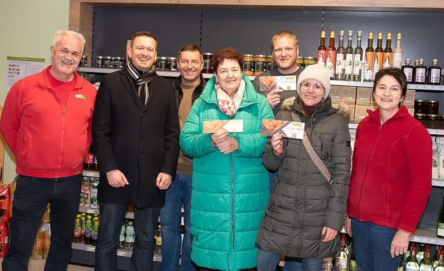 Inhaber Markus Mayr, Bürgermeister Florian Weigl, Obmann DEV Andreas Kammleitner, 1. Platz Vereinsbewerb NÖ Senioren-Obfrau Christl Gruber, 2. Platz Musikverein-Obmann-Stellvertreter Michael Temper, 3. Platz Sportunion-Vertretung Jasmin Schmied, Inhaberin Ulrike Mayr (v.l.). | Foto: Kaufhaus Mayr