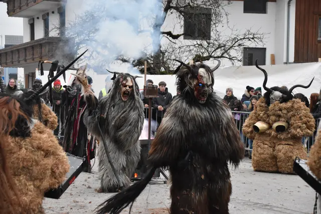 Wenn finstere Gestalten durch die Dörfer Tirols ziehen, kann das nur eines bedeuten: Die Zeit der Krampus-, Teufel- und Perchtenläufe ist herangebrochen. | Foto: Barbara Fluckinger