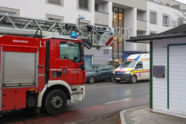 Einsatzkräfte mussten zu einem Gebäude in Wels-Neustadt ausrücken, wo eine Person in Lebensgefahr gemeldet wurde. | Foto: laumat.at