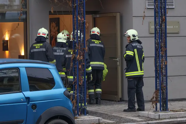 Einsatzkräfte mussten zu einem Gebäude in Wels-Neustadt ausrücken, wo eine Person in Lebensgefahr gemeldet wurde. | Foto: laumat.at