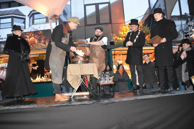 Gemäß englischer Tradition wurde das erste Fass des „Scrooge Ale OLD STYLE“ mit einer Beer-Tapping-Ceremony angestochen.