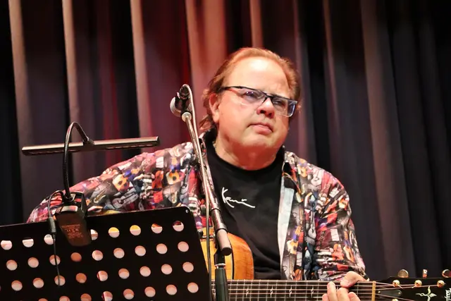 Ewald Pfleger erlernte zuerst Akkorden, sein Instrument war aber und ist die Gitarre.  | Foto: Edith Ertl