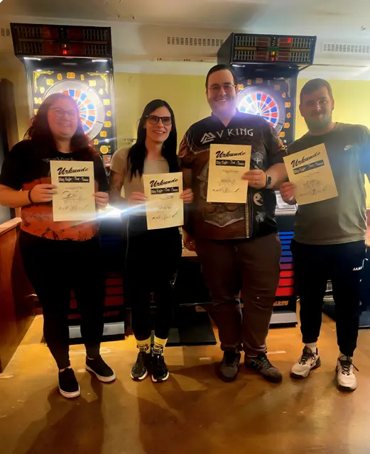 Die Sieger des Dart-Turniers: Celine Gruze, Tatjana Leitold, Luca Wallner und Kevin Antoniol (v. l.)  | Foto: Bernhard Afritsch