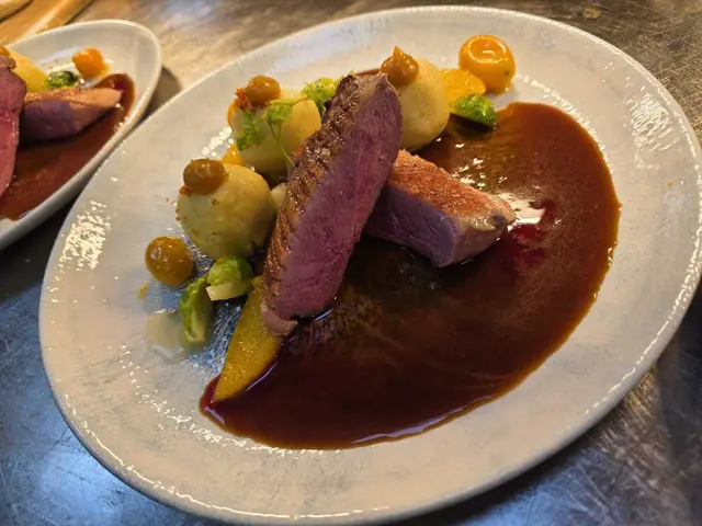 Das Auge isst mit. Schön angerichtete Entenbrust mit Rotweinsauce. Wer sich Gedanken über das Kochen macht, erlebt wahre Gaumenfreuden zu Weihnachten.  | Foto: rm