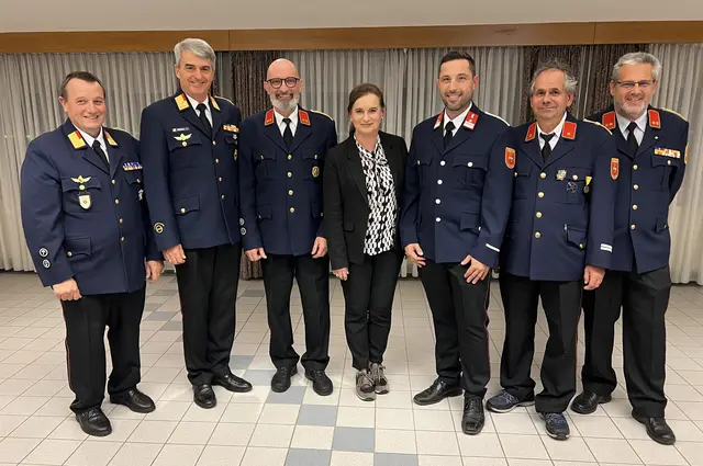 Abschnittsfeuerwehrkommandant Wilfried Waldhauser, Bezirksfeuerwehrkommandant Libert Pekoll, Alt-Kommandant Gerhard Haas, Bürgermeisterin Doris Liposchek, Neo-Kommandant Christoph Daniel Brüggler-Belohuby, sein Stellvertreter Martin Unterüberbacher und Gemeindefeuerwehrkommandant Klaus Weissensteiner (von links) | Foto: Gemeinde Wernberg