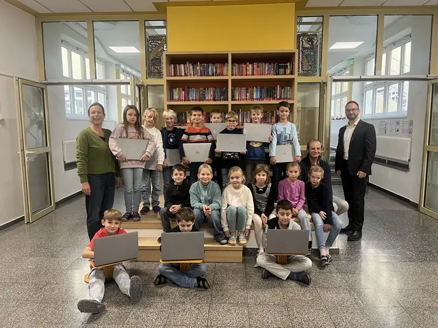Simon Warwaris, Filialleiter St. Florian der Sparkasse OÖ (ganz rechts im Bild), übergab den Schüler:innen der VS St. Florian sowie Direktorin Eva Pühringer-Strutzenberger (ganz links im Bild) und Lehrer Philipp Traska (rechts sitzend) die Laptops.
 | Foto: Sparkasse OÖ