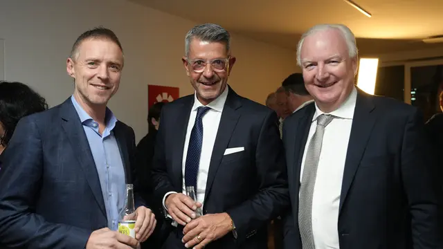 Peter Eder (SPÖ), Michael Kretz (GF RegionalMedien Salzburg) und Florian Kreibich (Bgm. Stv. Stadt Salzburg) tauschten sich beim Business-Adventumtrunk über Themen in Salzburg aus. | Foto: Sabrina Moriggl