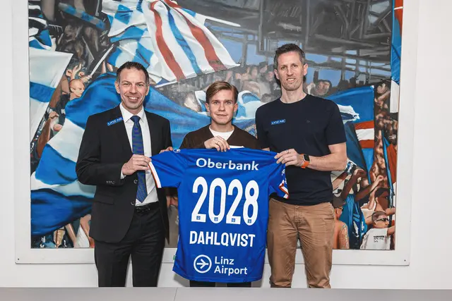 Geschäftsführer Christoph Peschek, Neuzugang Isak Dahlqvist und Sportdirektor Christoph Schösswendter (v.l.n.r.).  | Foto: FC Blau-Weiß Linz