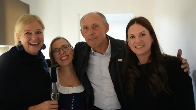Karin Pfeifenberger, Hildegund Schirlbauer und Michaela Stadler-Steinwendner posieren mit Leo Bauernberger.  | Foto: Sabrina Moriggl