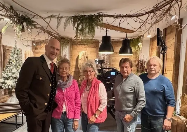Schlagersänger Udo Wenders (links) mit der Filmcrew von "S-TV Filmproduktion beim Dreh im Oktober bei "History &amp; Style" in Bad Eisenkappel | Foto: History &amp; Style