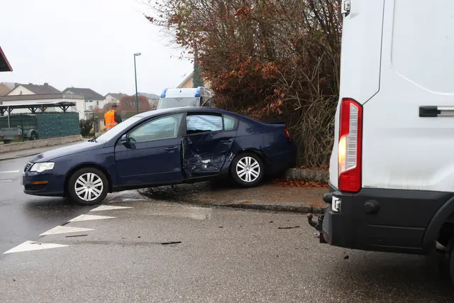 In Wels-Pernau krachen ein Kleintransporter und ein Pkw in einem Kreuzungsbereich zusammen. | Foto: laumat.at