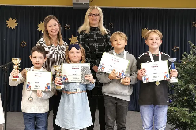 Martin Linsbauer, Amelie Bauer, Nico Hess und Vinzent Bauer, dahinter Kerstin Hameter und Barbara Ptacek.