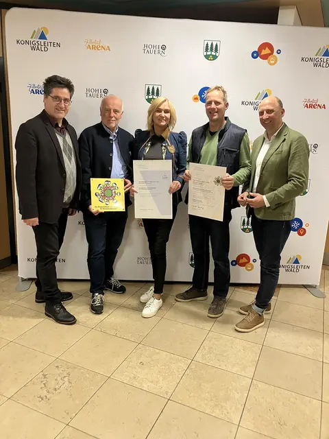 Große Freude über das erhaltene Umweltzeichen. | Foto: TVB Wald-Königsleiten