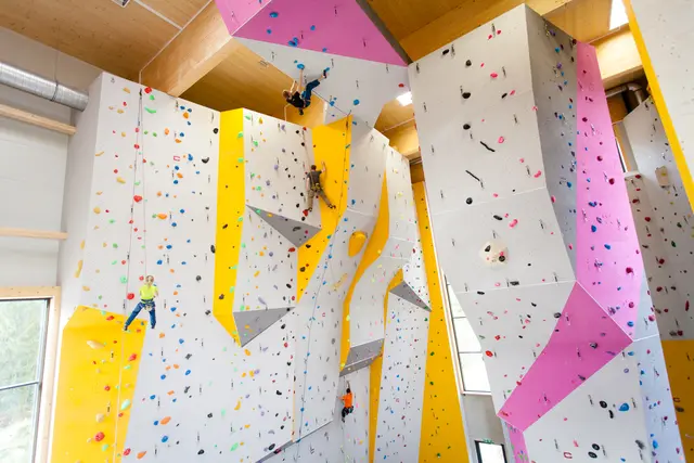 Sportlich wird es beim „Schnupperklettern“ in der Kletterhalle Gaflenz. | Foto: Jakob Gsöllpointner