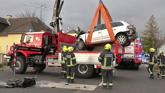Abtransport vom kaputten Auto. | Foto: BFKDO Baden / Stefan Schneider
