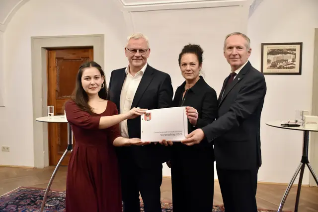 Grünen-Klubobfrau Samara Sánchez Pöll, Bürgermeister Thomas Steiner (ÖVP), 2. Vizebürgermeisterin Charlotte Toth-Kanyak (SPÖ) und Finanzstadtrat Michael Freismuth (ÖVP) | Foto: Stefan Schneider