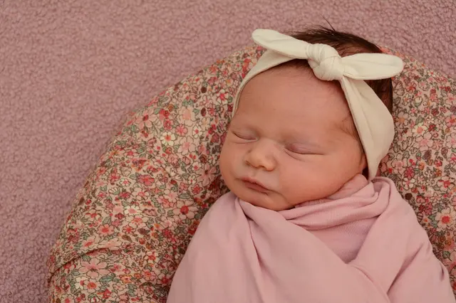 Name: Paulina
Geburtsdatum: 01.12.2025
Gewicht: 3.310 g
Größe: 52 cm
Eltern: Sarah und Christian Huber aus Breitenau | Foto: Babysmile