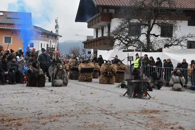 Den Anfang machte die junge Perchtengruppe "Fiaschta Pass".  | Foto: Barbara Fluckinger