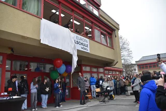 Bürgermeister Michael Riedhart enthüllt die neue Schulbeschriftung der Europa Mittelschule Wörgl.  | Foto: Barbara Fluckinger