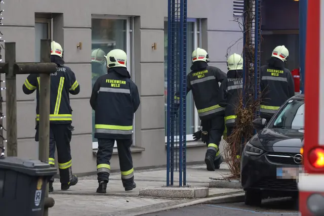 Einsatzkräfte mussten zu einem Gebäude in Wels-Neustadt ausrücken, wo eine Person in Lebensgefahr gemeldet wurde. | Foto: laumat.at