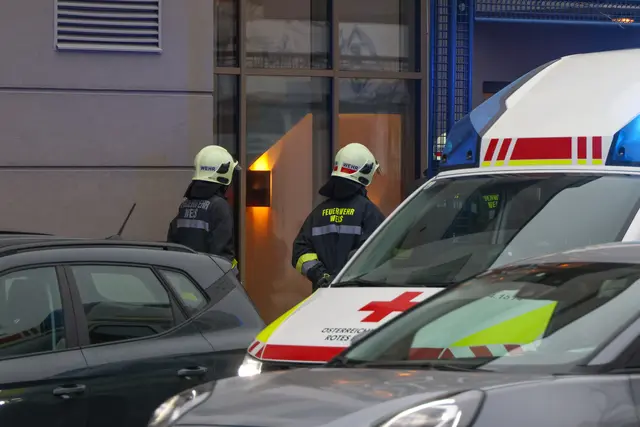 Einsatzkräfte mussten zu einem Gebäude in Wels-Neustadt ausrücken, wo eine Person in Lebensgefahr gemeldet wurde. | Foto: laumat.at