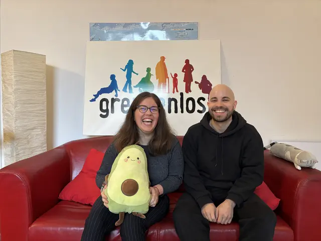 v.l.: Teilnehmerin des Freiwilligenprogramms Laure Cades-Haquin und Mitarbeiter im Inklusiven Freiwilligendienst, Markus Rauchenecker. | Foto: Matthias Pandrea/Mein Bezirk