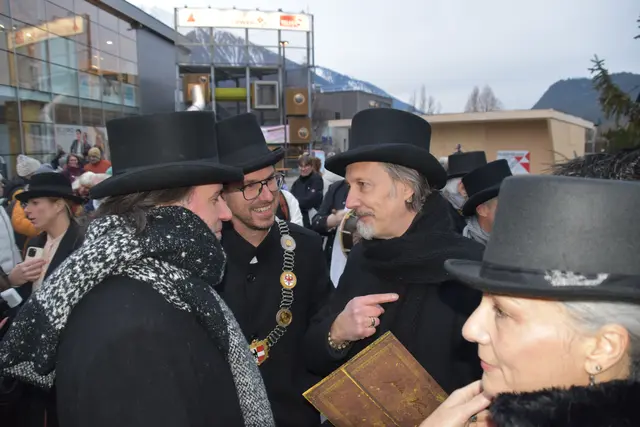Am Vorplatz des Inntalcenters lag eine besondere Spannung in der Luft, als sich die Scrooge-Parade – authentisch angeführt von Pipes &amp; Drums – in Richtung Zentrum in Bewegung setzte. 