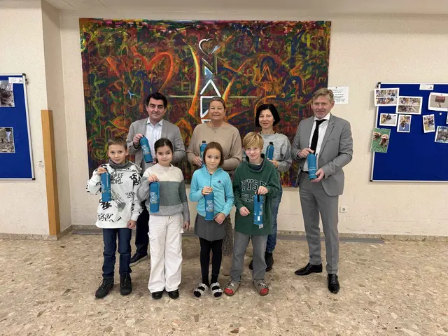 Bürgermeister Christian Gepp (li.) und Sparkasse-Korneuburg-Vorstandsdirektor Armand A. Drobesch (re.) bei der Flaschenübergabe an die Volksschüler.  | Foto: Stadtgemeinde Korneuburg