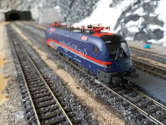 Die Züge sausen jeden Sonntag bis Weihnachten und am 24. Dezember über die Gleise der H0-Digitalanlage.